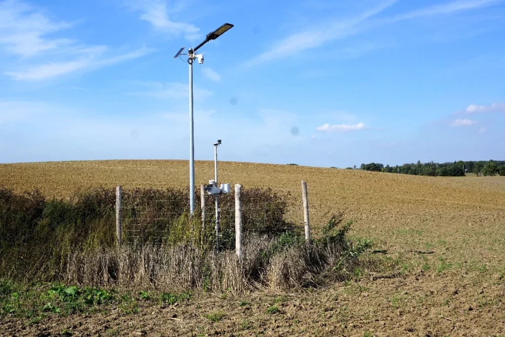 The µMETOS NB-IoT weather station is designed to monitor data with a wide range of sensors. It is best placed in the middle of the field in an area that needs to be avoided anyway.